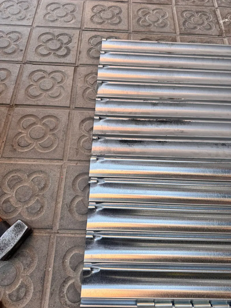Lamas nuevas de acero galvanizado para reparar la puerta