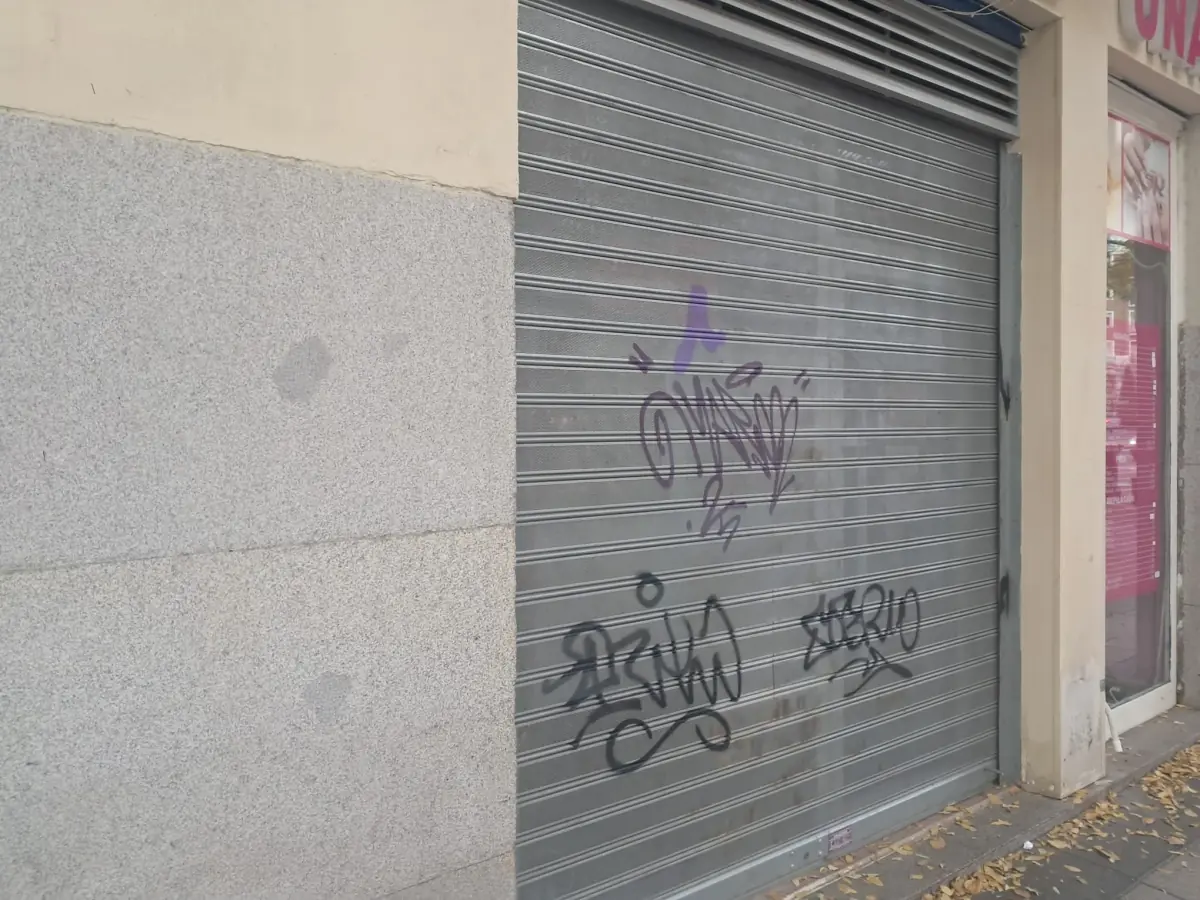 Puerta enrollable instalada en un local de Barcelona