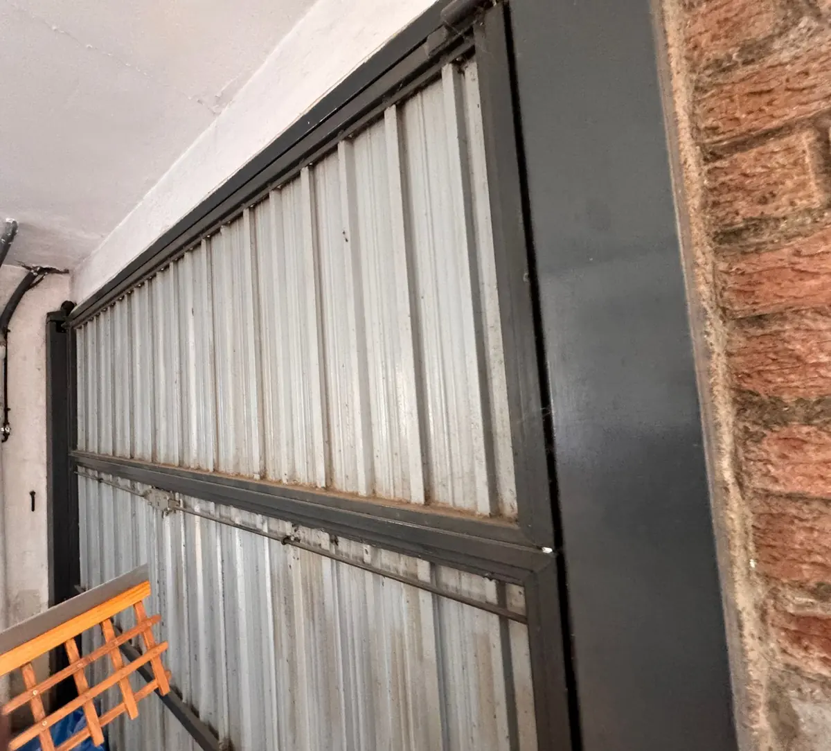 Puerta de garaje basculante antigua antes de sustituirla en Barcelona