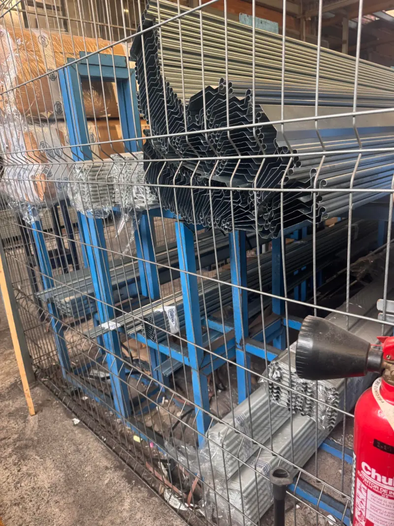 Perfiles y estructura metálica en el taller para fabricar puertas de garaje a medida