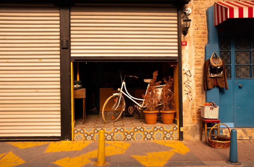Urgencias 24h en puertas de garaje en Barcelona A quaint bicycle shopfront featuring rustic decor in the vibrant streets of İstanbul.